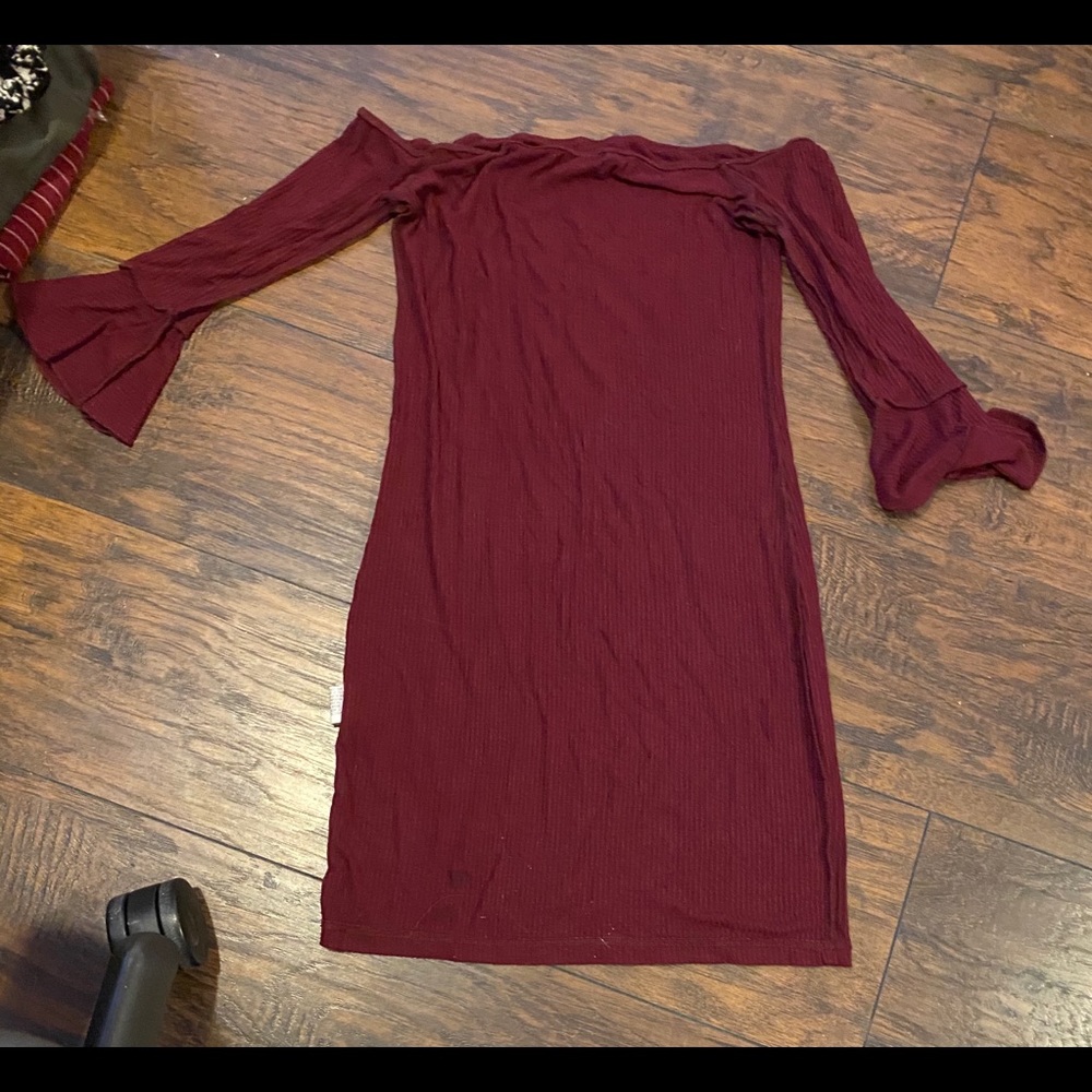 Shoulder less maroon dress